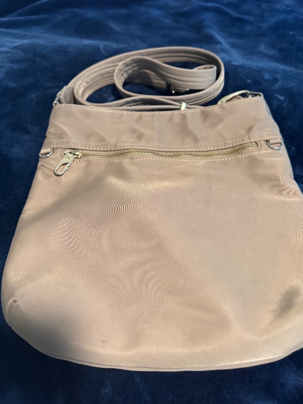 Women’s Travelon Anti-theft Crossbody in a Versatile Taupe